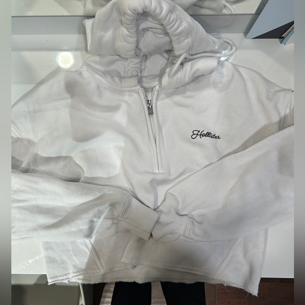 HOLLISTER WHITE CROPPED SWEATSHIRT